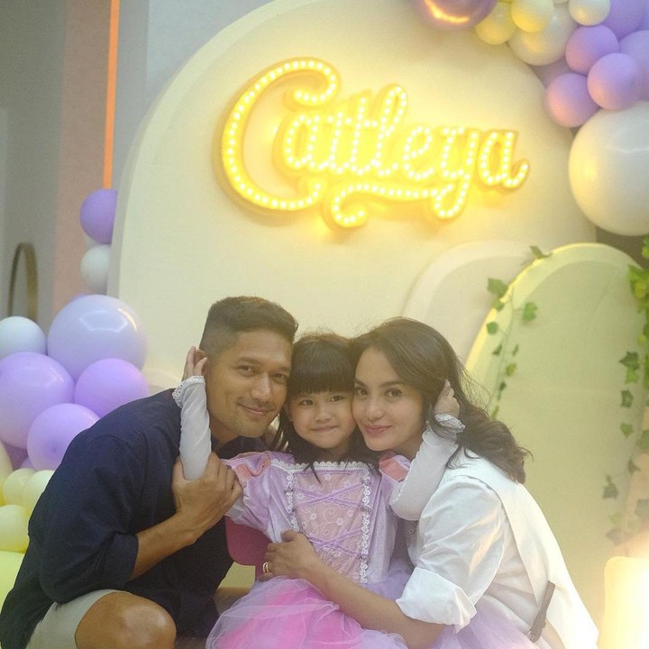 <p>Dari pernikahannya dengan mendiang Ferry Wijaya, Ririn Ekawati dikaruniai seorang putri bernama Abigail Cattleya atau akrab disapa Yaya. Yaya kini sudah berusia 5 tahun dan terlihat selalu kompak dengan sang Bunda dan ayah sambungnya, Ibnu Jamil. (Foto: Instagram @ibnujamilo)</p>