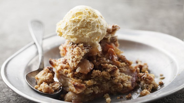 apple crumble with vanilla ice cream
