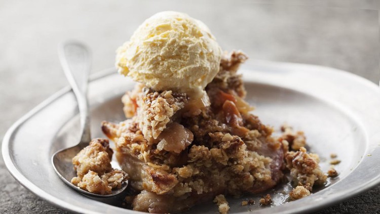 apple crumble with vanilla ice cream