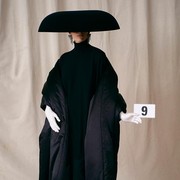 Gap dan Kanye West Resmi Berkolaborasi dengan Balenciaga! Catat Jadwal Rilisnya