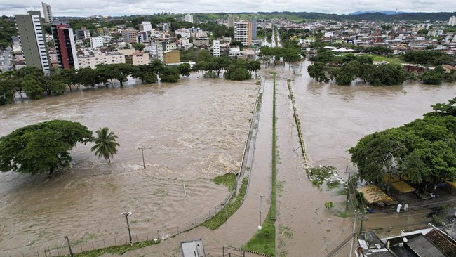 Stok vaksin Covid-19 di negara bagian Bahia, Brasil, hancur akibat banjir besar yang memicu 20 warga tewas.