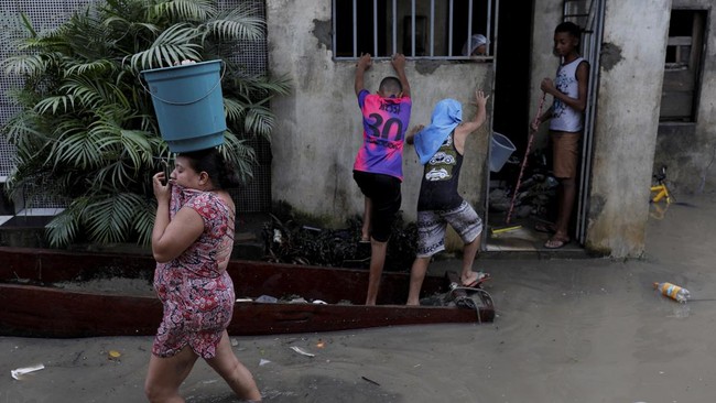 FOTO: Bendungan Jebol, Banjir Terjang Bagian Timur Brasil