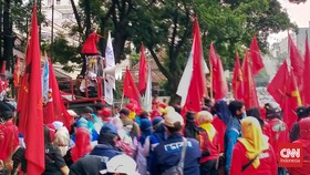 Buruh Jabar Demo Revisi UMK, RK Singgung Kasus Jakarta