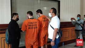 Dua Bule Pembuat Onar-Penista Agama di Bali Dideportasi dan Ditangkal