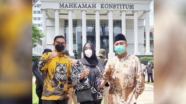 Tiga anggota DPD termasuk Fahira Idris, menggugat ambang batas pencalonan presiden ke MK.