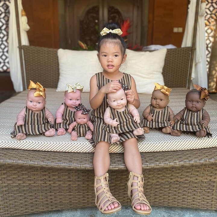 <p>Seperti anak seusianya, Yaya mengoleksi boneka di rumahnya. Dalam berbagai kesempatan, Yaya tampak selalu membawa boneka-boneka ini bersamanya. (Foto: Instagram @farahquinnofficial)</p>