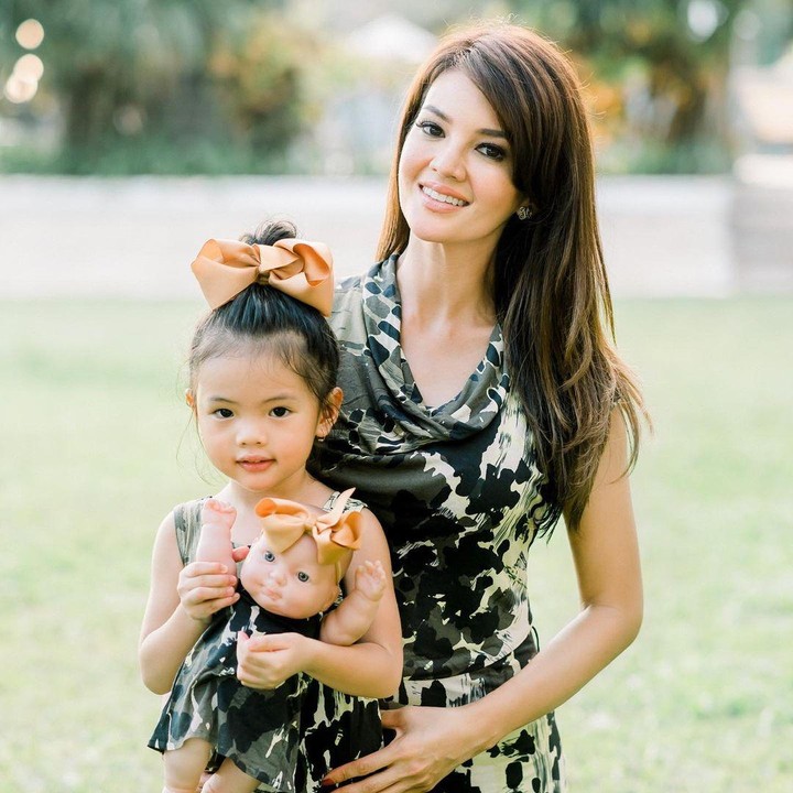 <p>Farah Quinn selalu tampil kompak dengan putri bungsunya lho. Keduanya sering banget mengenakan baju senada dengan warna yang sama. (Foto: Instagram @farahquinnofficial)</p>