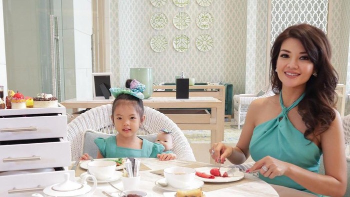 Intip Gaya Twinning ala Farah Quinn dan Putrinya yang Stylish dan Penuh Warna