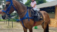 <p>Waktu masih berusia 2 tahun, Yaya sudah berani naik kuda lho. Farah Quinn tampak bangga dengan keberanian putri kecilnya itu. (Foto: Instagram @farahquinnofficial)</p>
