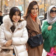 Fashionable Banget! Gaya Fashion Mama Amy Qanita, Nisya dan Syahnaz saat Liburan di Spanyol