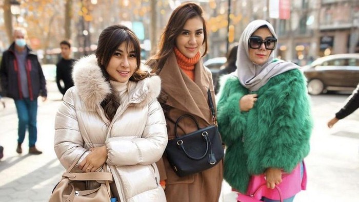Fashionable Banget! Gaya Fashion Mama Amy Qanita, Nisya dan Syahnaz saat Liburan di Spanyol