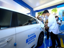 Solo Pilih Beli Motor Elektrik Ketimbang Mobil Listrik, Gibran: Kita Miskin