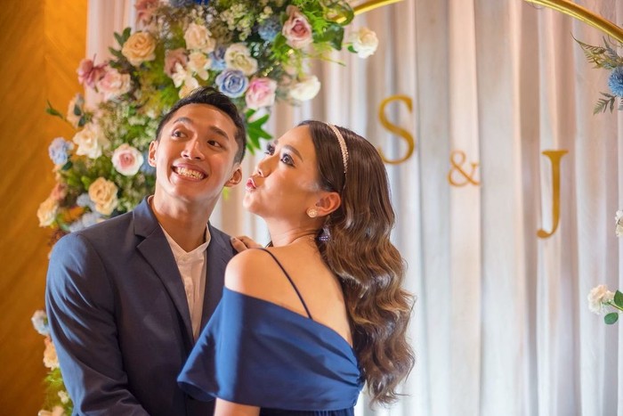 Pasangan ini mulai go-public pada akhir 2020. Lalu, tepat pada 21 Desember 2021, Jojo dan Shanju resmi bertunangan. Foto: Instagram @jonatanchristie @shanju