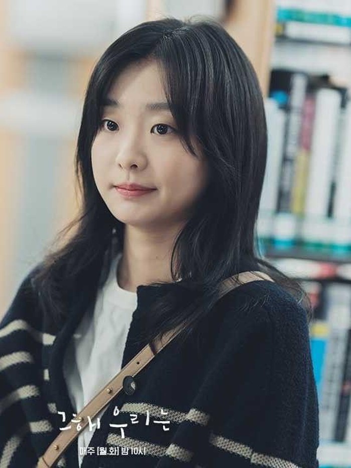 Memasuki musim hujan, jaket menjadi fashion item yang kerap digunakan. Supaya tetap hangat dan modis di waktu yang bersamaan, pilih jaket bermotif yang nggak terlalu 'ramai', misalnya motif garis-garis seperti gaya Kim Da Mi yang satu ini./ Foto: instagram.com/sbs.official