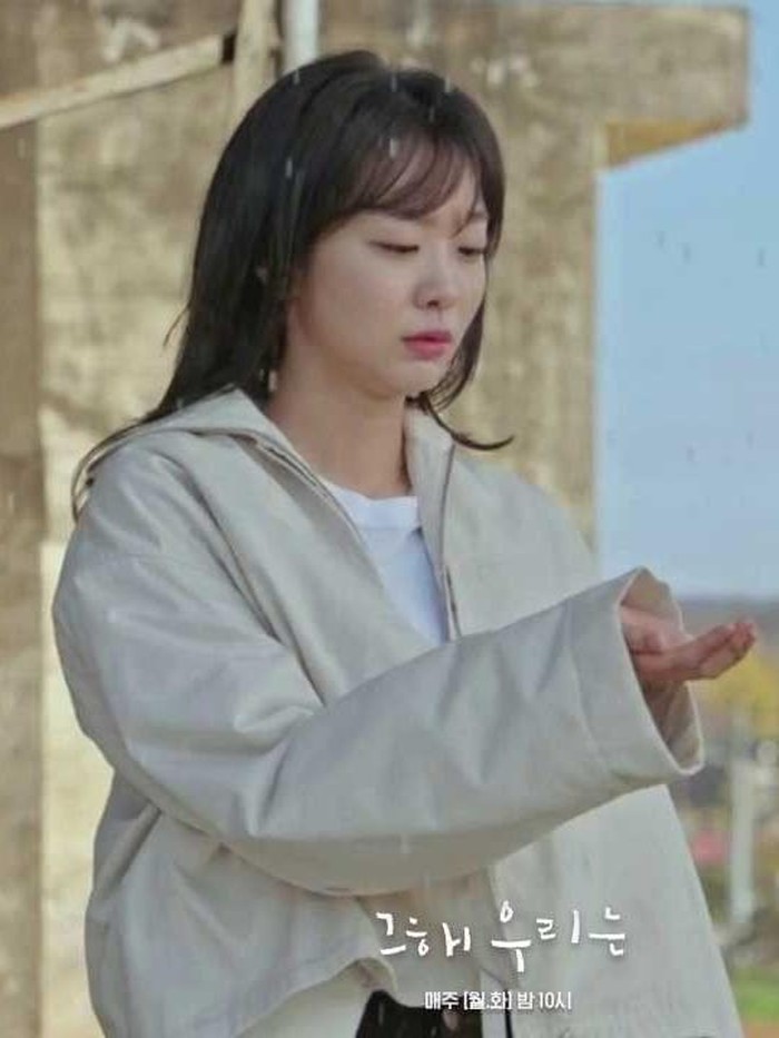 Selain jaket bermotif, kamu juga bisa menggunakan jaket oversized yang memang sedang tren belakangan ini. Supaya tubuh kamu nggak terlihat 'tenggelam' dalam jaket oversized, kamu bisa padu padan jaket tersebut dengan skinny jeans dan basic T-Shirt ala Kim Da Mi!/ Foto: instagram.com/sbs.official