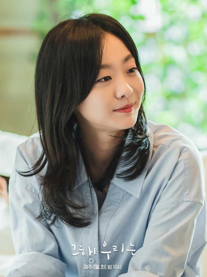 Kemeja memang selalu jadi andalan untuk dipakai kapanpun, ya. Kemeja basic berwarna biru muda seperti yang dipakai Kim Da Mi ini bisa kamu kreasikan untuk look apa saja. Mulai dari casual, feminin, formal, dan masih banyak lagi!/ Foto: instagram.com/sbs.official