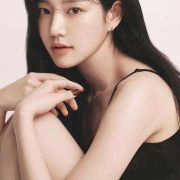 img-title Mengenal Lee Yoo Bi, Aktris Korea Keturunan Kerajaan yang Dirumorkan Pacaran dengan Jungkook BTS