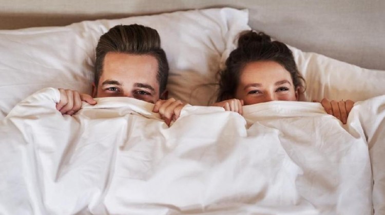 Orgasme identik dengan kondisi klimaks yang dicapai saat melakukan hubungan seks. Tapi ada kondisi orgasme saat tidur alias sleep orgasm juga lho, Bunda!