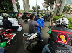 Motor Neduh di Bawah Jembatan Penyeberangan, Siap-siap Ditilang