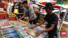 FOTO: Kembang Api dan Petasan Dilarang, Lapak Pedagang Tetap Ramai