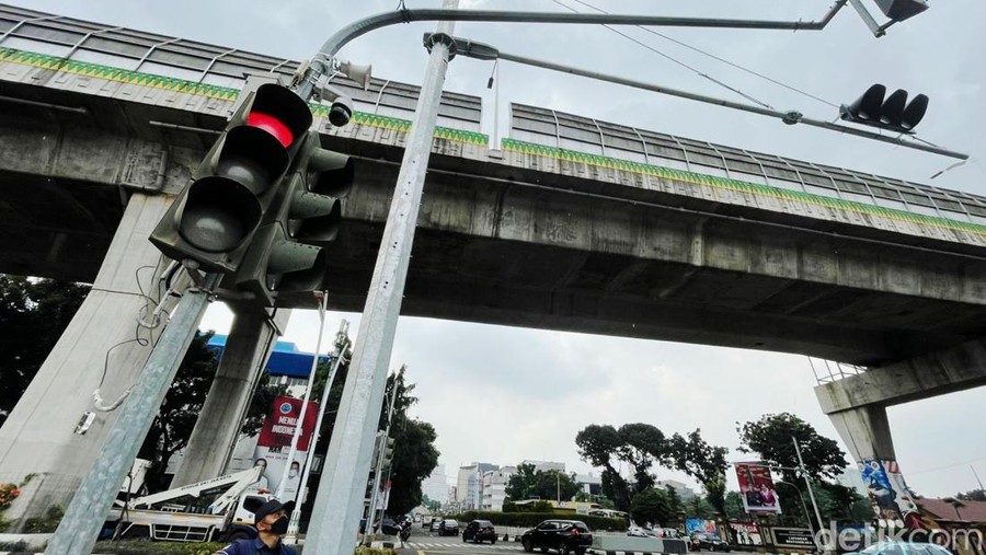 Petugas Dihub DKI Jakarta melakukan perawatan traffic light atau lampu lalu lintas di Jalan Trunojoyo, Selasa (28/12). Perawatan ini untuk memberikan kenyamanan pengendara.