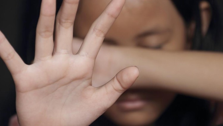 Permendikbud No 82 Tahun 2015 Penanggulangan Kekerasan Sekolah, Ini Isinya Little girl suffering bullying raises her palm asking to stop the violence