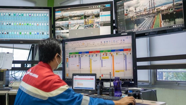 Kilang Pertamina Internasional Unit Balongan beroperasi 24 jam untuk amankan volume produksi BBM dan LPG untuk memasok masyarakat selama periode Nataru.