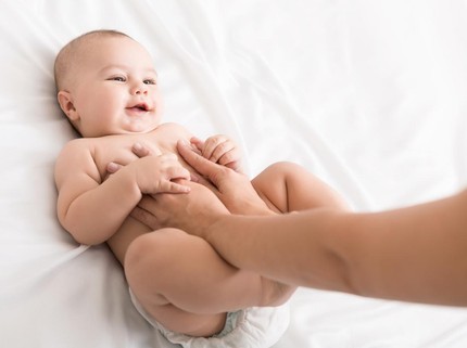 Amankah Pijat Bayi atau Baby Spa Seperti Dilakukan Banyak Artis pada Anaknya?