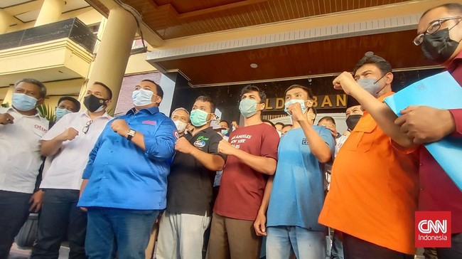Presiden KSPI dan KSPSI menjemput dua buruh yang penahanannya ditangguhkan usai dilaporkan ke polisi oleh Gubernur Banten Wahidin Hali.