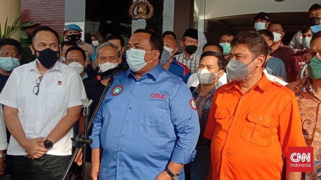Presiden KSPI dan KSPSI menjemput dua buruh yang penahanannya ditangguhkan usai dilaporkan ke polisi oleh Gubernur Banten Wahidin Hali.