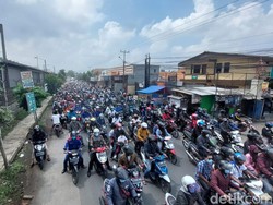 Ribuan Buruh Bergerak ke Gedung Sate, Jalan Raya Cimareme Sempat Lumpuh