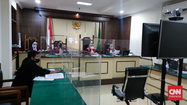 Kuasa hukum warga Bojongkoneng Ade Emon mengingatkan majelis hakim untuk mempertimbangkan opsi pembebasan kliennya yang memprotes penguasaan lahan Sentul City.