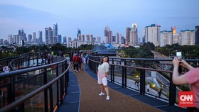 FOTO: Tatap Hangat Lanskap Ibu Kota dari Skywalk Senayan Park
