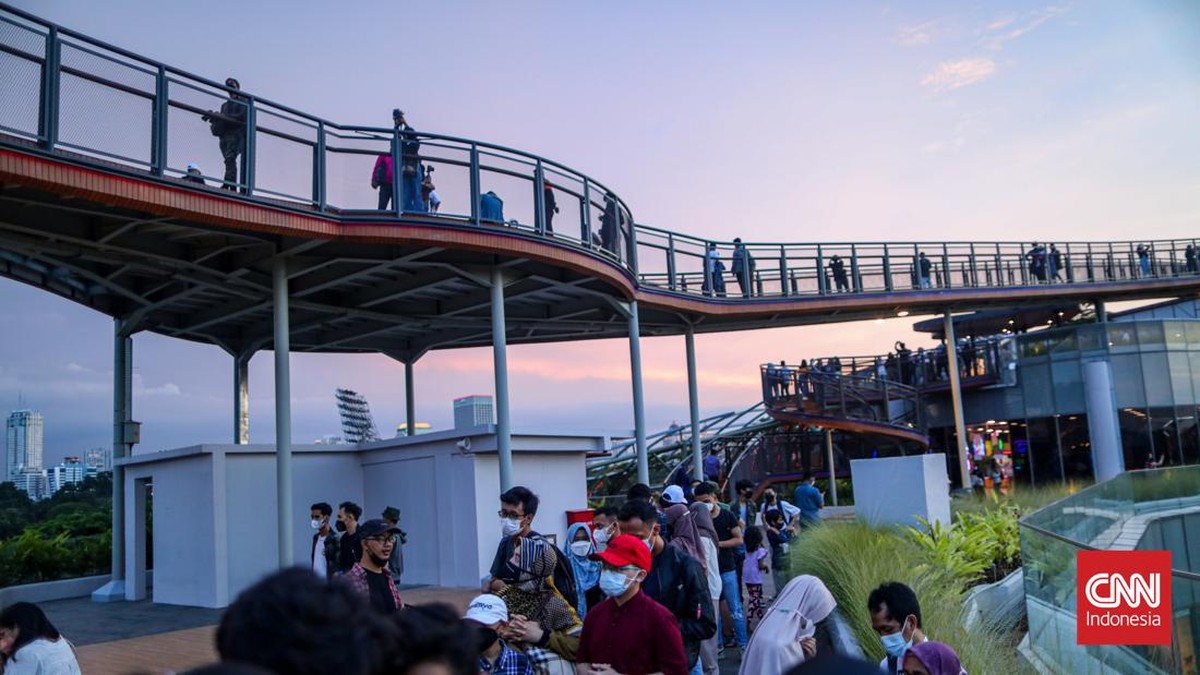 FOTO: Tatap Hangat Lanskap Ibu Kota dari Skywalk Senayan Park