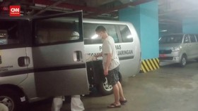 VIDEO: Petugas Evakuasi Penghuni Apartemen Yang Terpapar Omicron