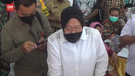 VIDEO: Risma Emosi Saat Tinjau Pencairan Bansos di Surabaya