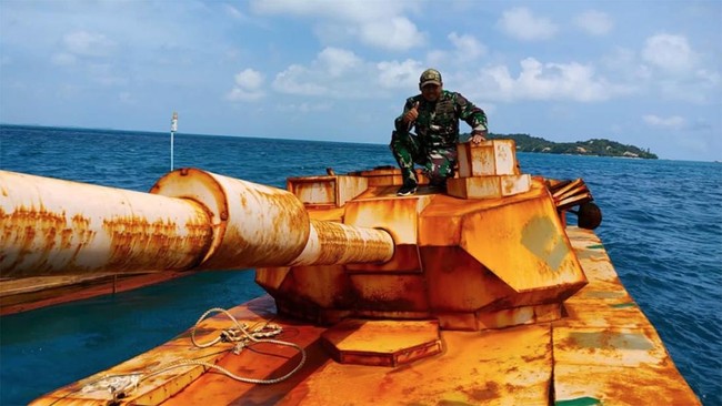 Badan Keamanan Laut (Bakamla) menyebut benda yang mengapung Perairan Natuna bukan tank asli, tapi hanya menyerupai.