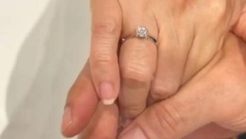 FERRY BERI VENNA CINCIN SAAT MEETING DENGAN ELMA