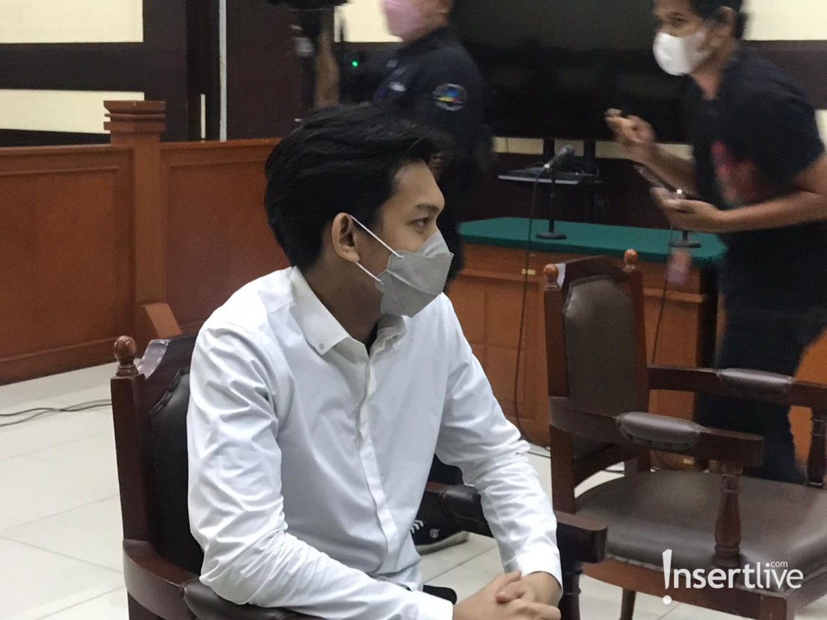 Persidangan kasus mendiang Laura Anna tetap dilanjutkan dan Gaga Muhammad pun tampak hadir&period; Yuk intip penampakan Gaga Muhammad&excl;