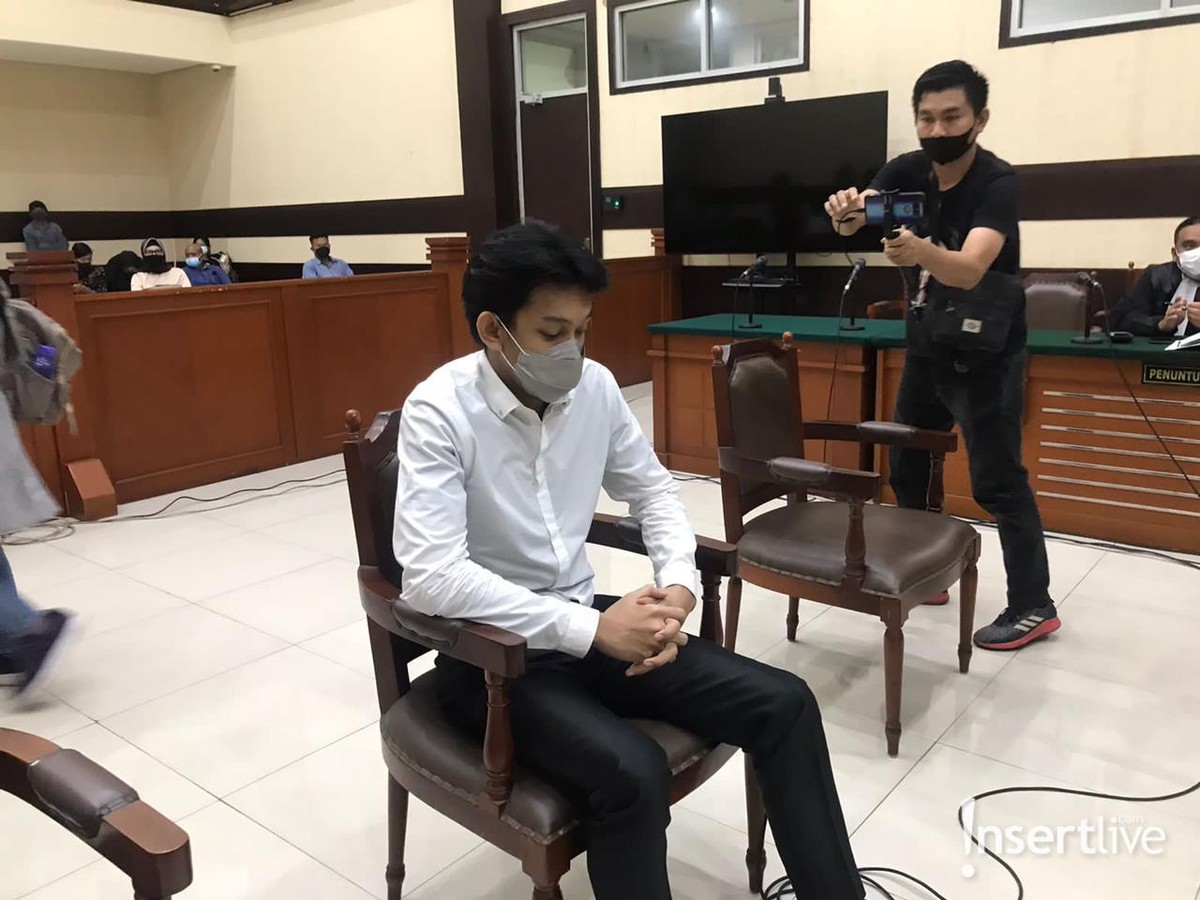 Persidangan kasus mendiang Laura Anna tetap dilanjutkan dan Gaga Muhammad pun tampak hadir&period; Yuk intip penampakan Gaga Muhammad&excl;