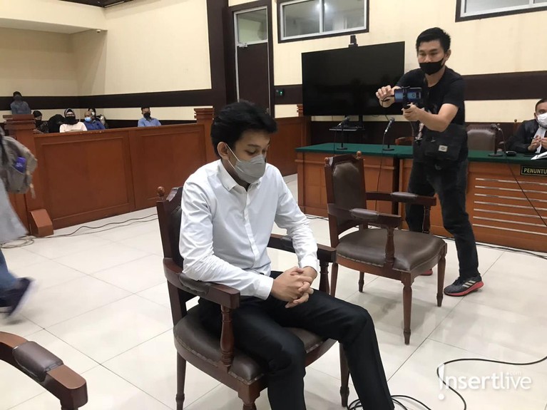 6 Penampakan Gaga Muhammad di Persidangan Laura Anna Persidangan kasus mendiang Laura Anna tetap dilanjutkan dan Gaga Muhammad pun tampak hadir. Yuk intip penampakan Gaga Muhammad!