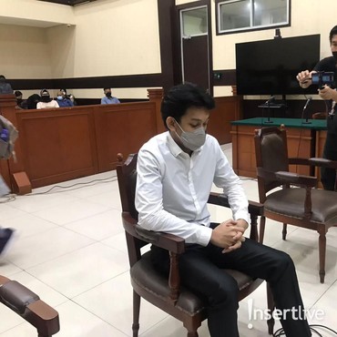 Tenang & Santai, Ini 6 Penampakan Gaga Muhammad di Persidangan Laura Anna