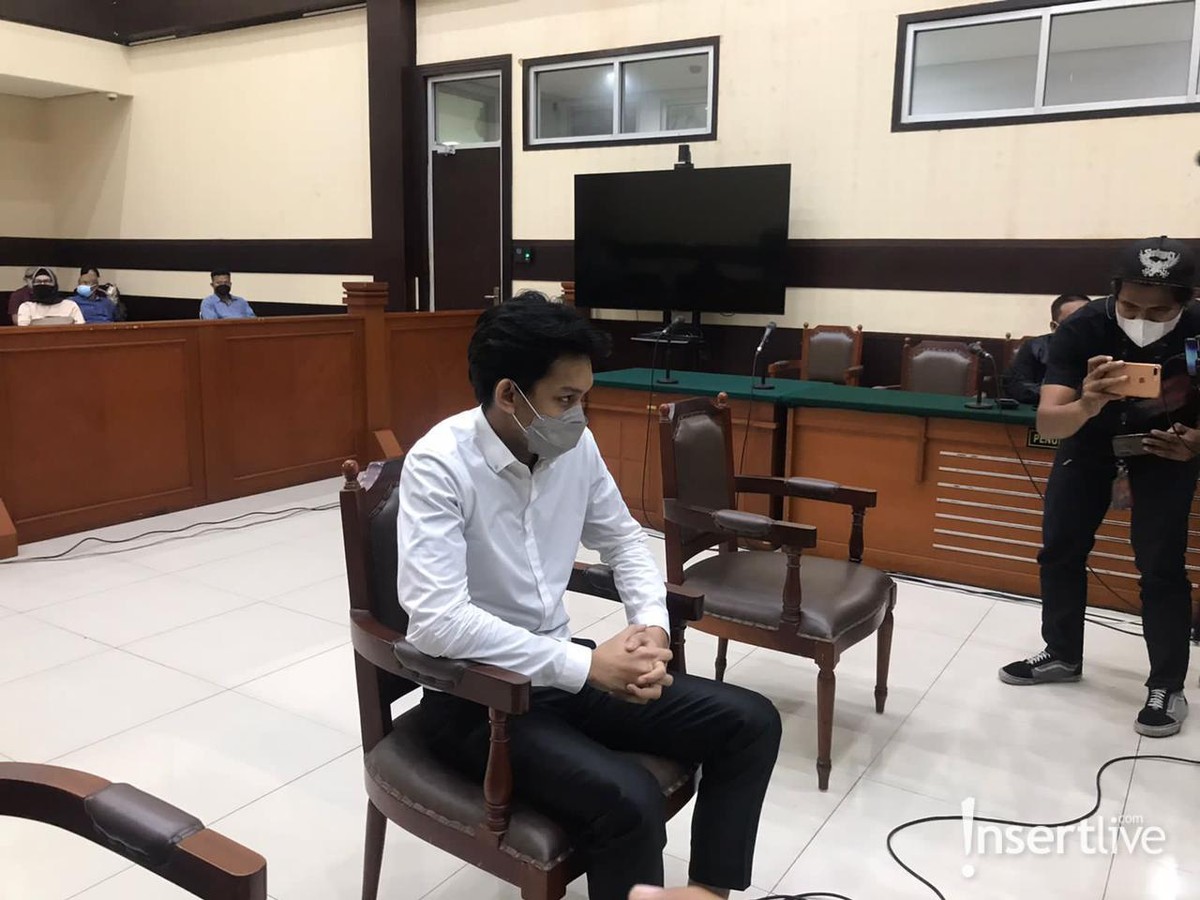 Persidangan kasus mendiang Laura Anna tetap dilanjutkan dan Gaga Muhammad pun tampak hadir&period; Yuk intip penampakan Gaga Muhammad&excl;