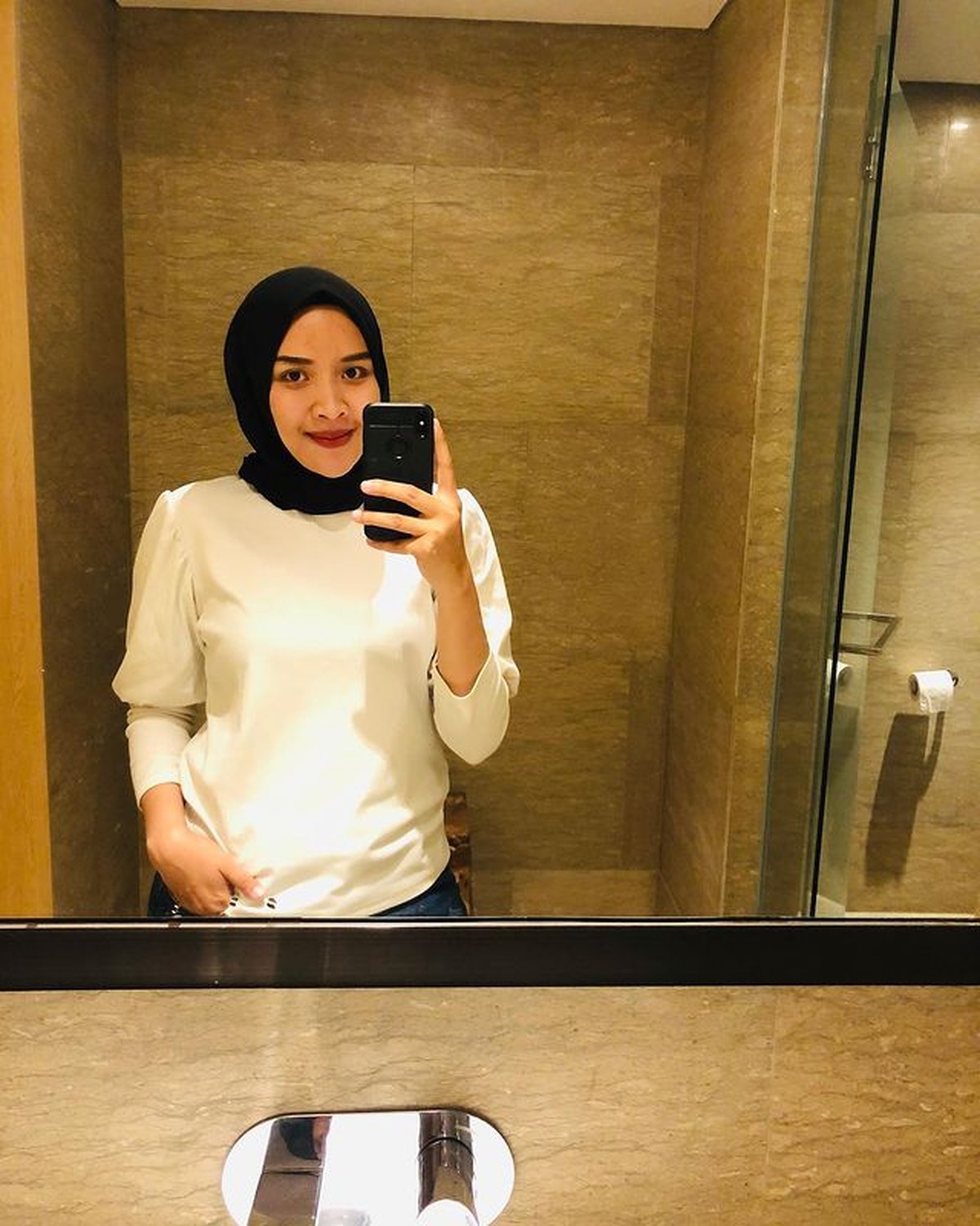 Para pemain timnas Indonesia yang akan bertanding nanti malam memiliki Woman and Girlfriends &lpar;WAGs&rpar; yang curi perhatian&period; Yuk intip&excl;