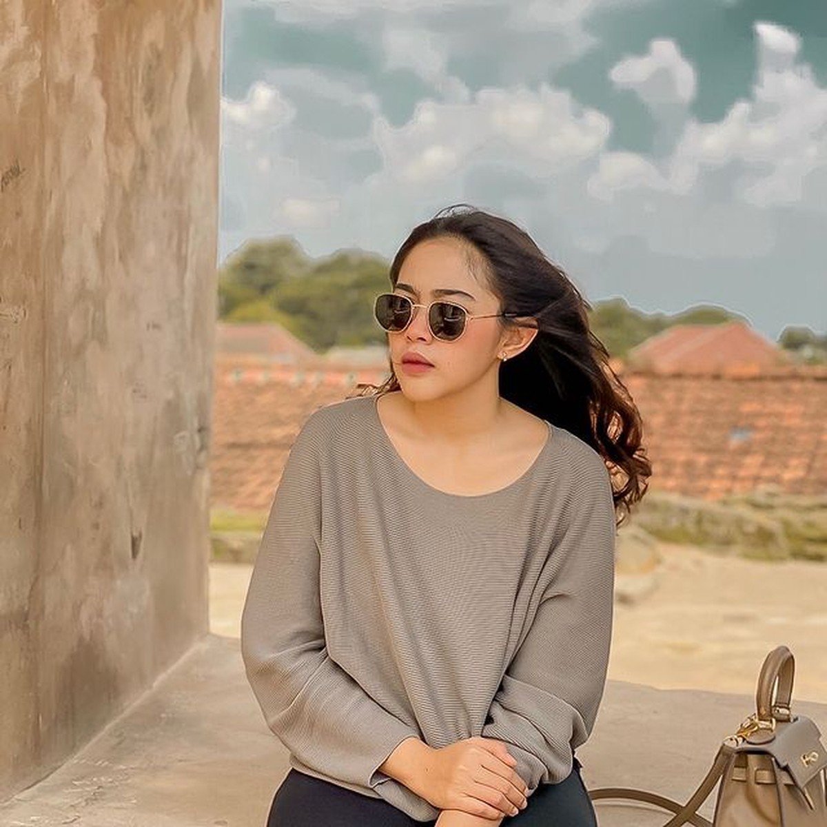 Para pemain timnas Indonesia yang akan bertanding nanti malam memiliki Woman and Girlfriends &lpar;WAGs&rpar; yang curi perhatian&period; Yuk intip&excl;