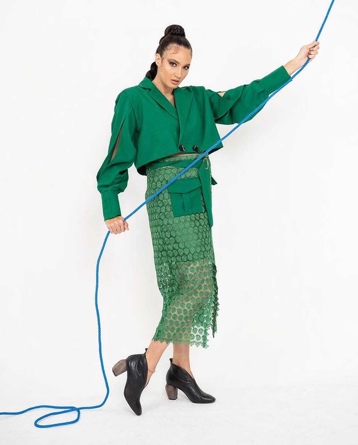 Nadine Chandrawinata melakukan beberapa kali pemotretan kehamilannya dengan konsep berbeda-beda&period; Yuk intip&excl;