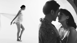 img-title 7 Gaya Unik Maternity Shoot Nadine Chandrawinata Hamil Anak Pertama