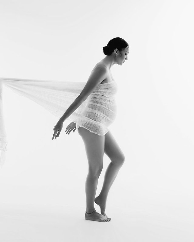 7 Gaya Unik Maternity Shoot Nadine Chandrawinata Hamil Anak Pertama Nadine Chandrawinata melakukan beberapa kali pemotretan kehamilannya dengan konsep berbeda-beda. Yuk intip!