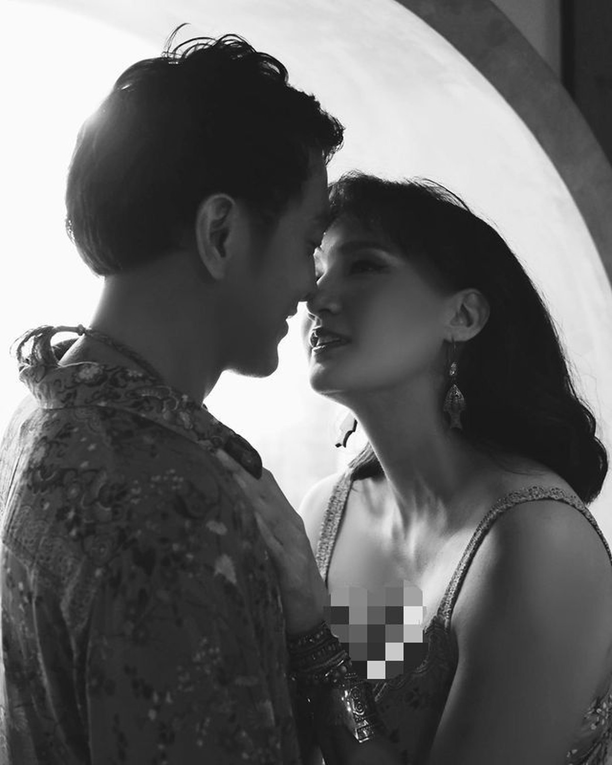 Nadine Chandrawinata melakukan beberapa kali pemotretan kehamilannya dengan konsep berbeda-beda&period; Yuk intip&excl;