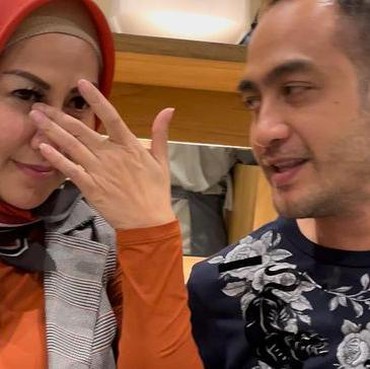 7 Momen Tangis Haru & Bahagia Venna Melinda Saat Dilamar Ferry Irawan